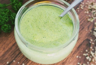 Verte et bio : une sauce fraiche et crémeuse avec les graines de chanvre pour vos salades !
