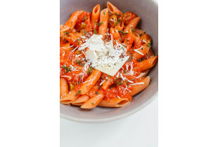 Penne complète aux tomates grillées à l'ail et graine de courge